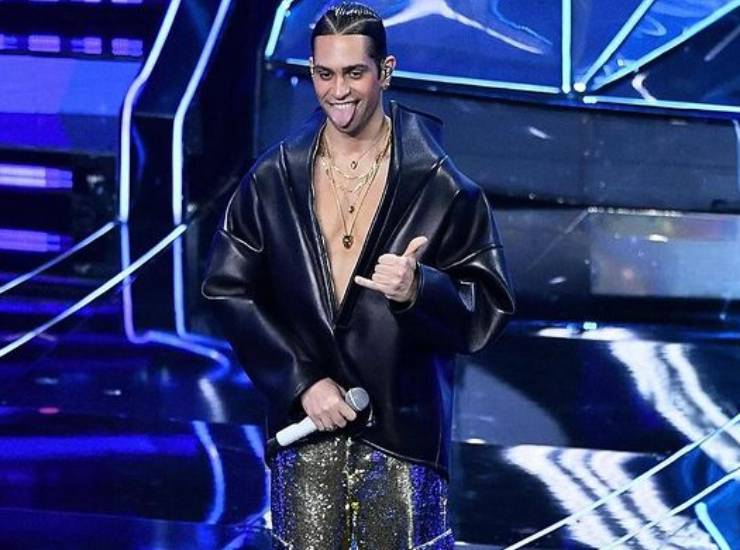 Mahmood conquista tutti con il suo look